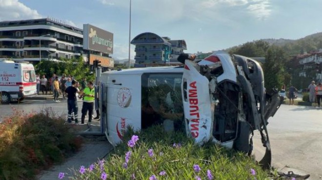 Ambulans ile kamyonet çarpıştı: 8 kişi yaralandı