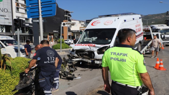 Ambulans ile otomobil çarpıştı... 4 kişi yaralandı!