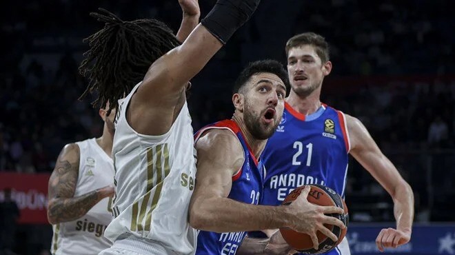 Anadolu Efes evinde geri dönüşe engel olamadı