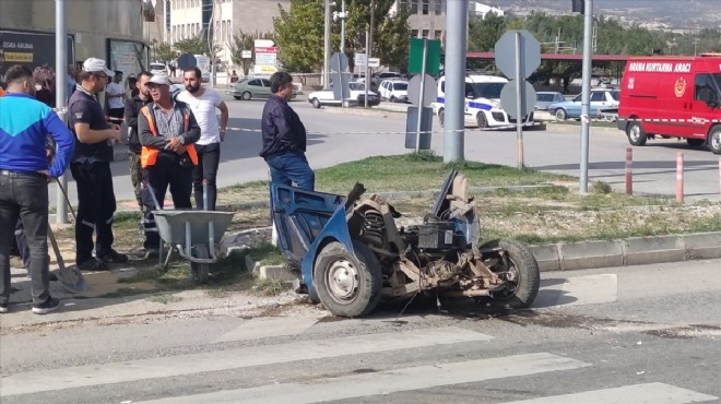 Otomobilin motoru uçtu... Feci kaza!