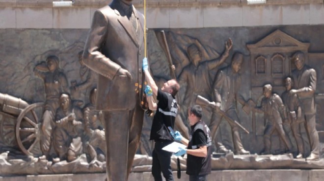 Atatürk Anıtı'na baltalı saldırı!