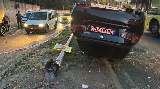 Aydınlatma direği otomobilin üzerine devrildi