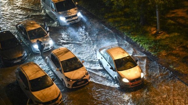 Başkent'te sağanak: Caddeler göle döndü