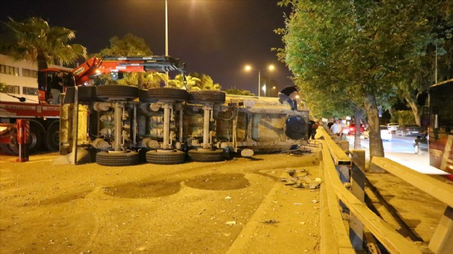 Bayraklı'da tehlikeli anlar... Kamyonun dorsesi devrildi!