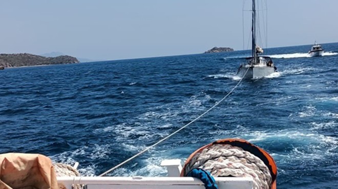 Bodrum açıklarında sürüklenen teknedekiler kurtarıldı