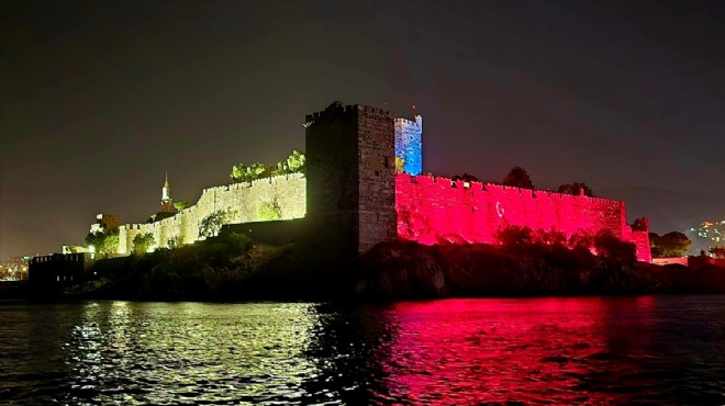 Bodrum Kalesi'ne Türk Bayrağı yansıtıldı