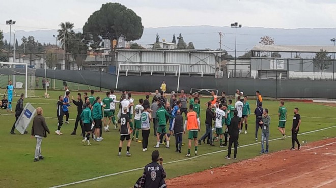 Bölgesel Amatör Lig maçında kavga... Düdük çaldı saha karıştı!