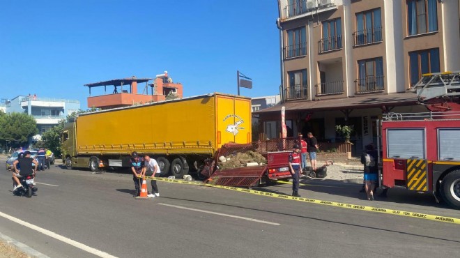 Çanakkale'de otomobil ve park halindeki TIR çarpıştı!