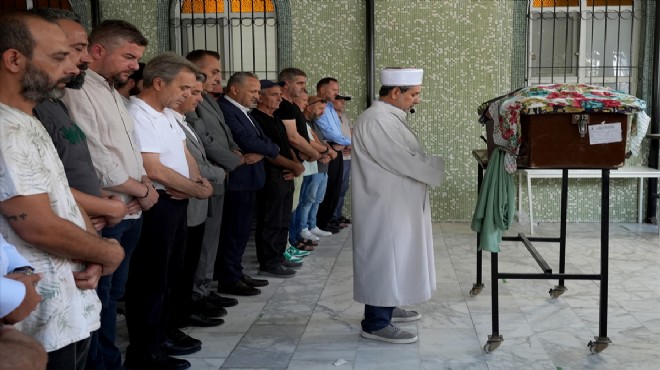 Çeşme'deki yangında ölen 3 kişi defnedildi