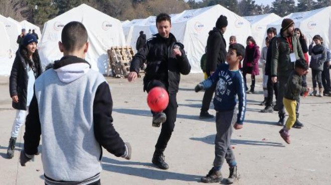 Çevik kuvvet polisleri depremzede çocuklarla futbol oynadı
