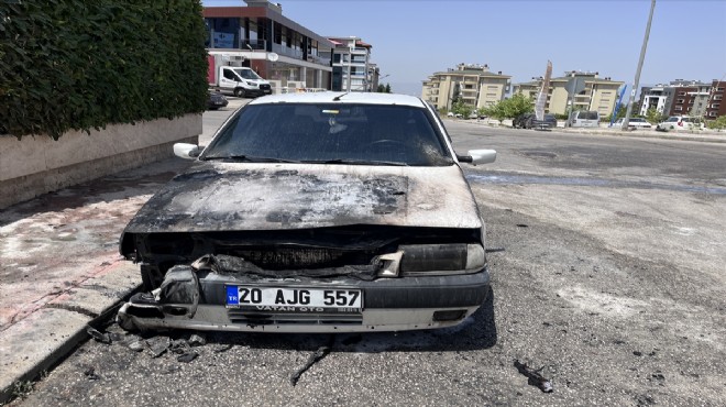 Denizli'de park halindeki otomobil yandı