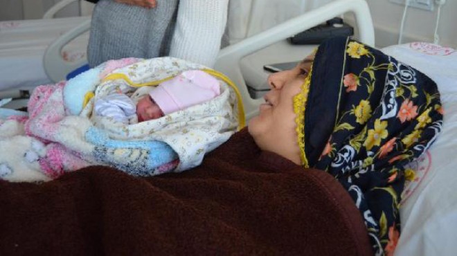 Depremzede anneler üç bebek dünyaya getirdi