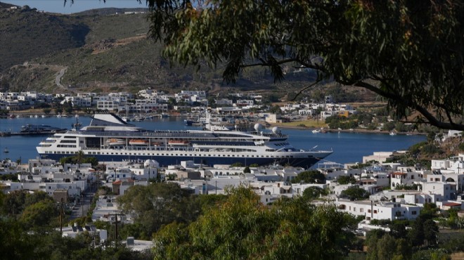 Depremzedelere barınak olan yüzen otel, Ege adalarına turist taşıyor