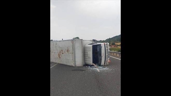 Devrilen kamyonetin sürücüsü yaralandı