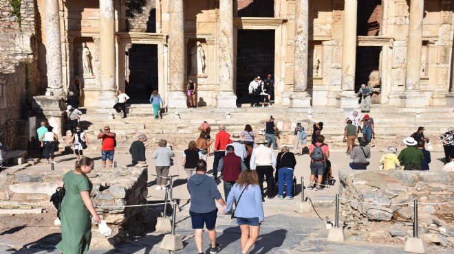 Efes'e bayramda turist akını!