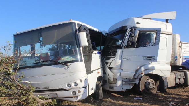 Feci kazada can pazarı... TIR işçi servisine çarptı!