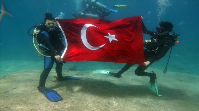 Fethiye'de dalgıçlar 19 Mayıs'ı deniz altında kutladı