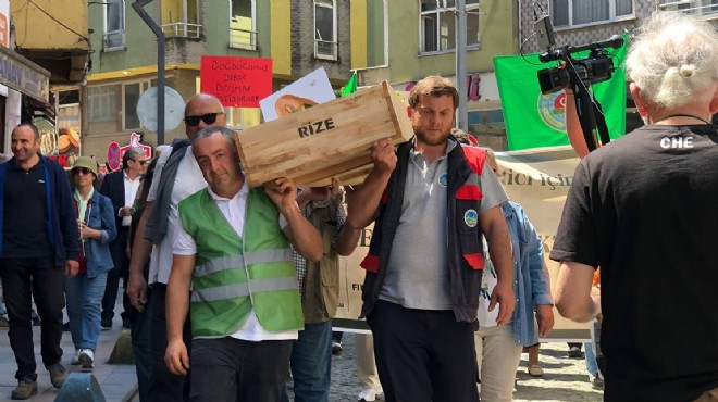 Fiyatlara tepki: Rize'de çayın cenazesi kaldırıldı!