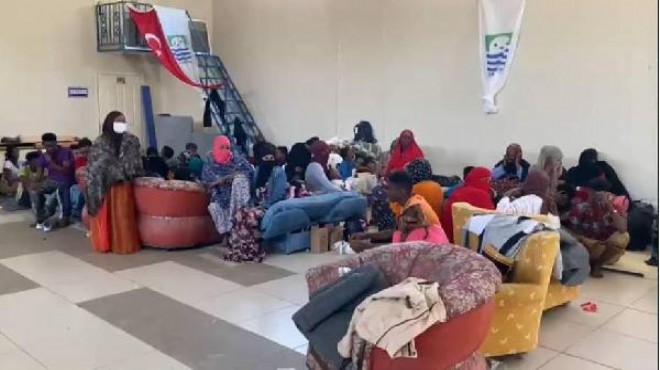Foça'da 52 kaçak göçmen kurtarıldı