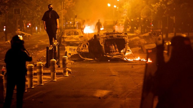 Fransa'da sular durulmuyor: Göstericilerle polis çatıştı!