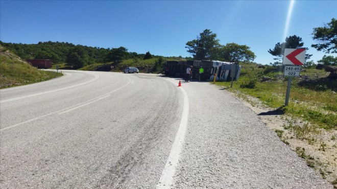 Gediz'de devrilen TIR'ın sürücüsü yaralandı