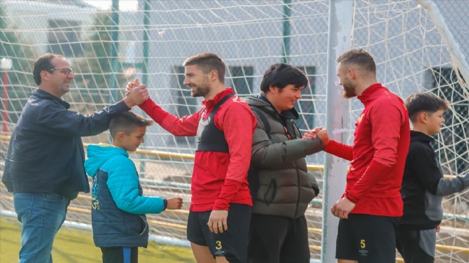 Göztepeli futbolcular, tribün olaylarına tanık olan çocuklarla buluştu