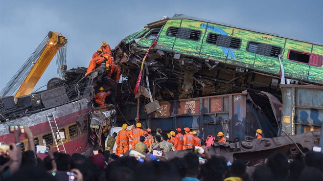 Hindistan'daki tren faciası: Ölü sayısı 290'a yükseldi