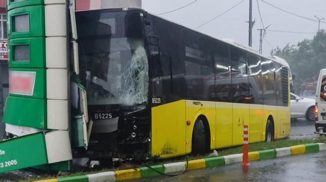 İETT otobüsü 3 araca çarptı: 3 yaralı