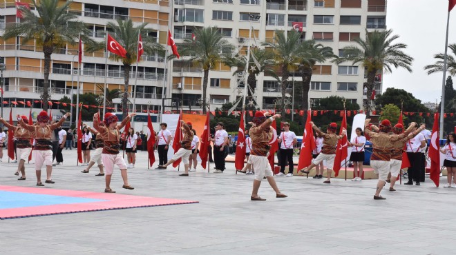 İzmir'de coşkulu 19 Mayıs töreni