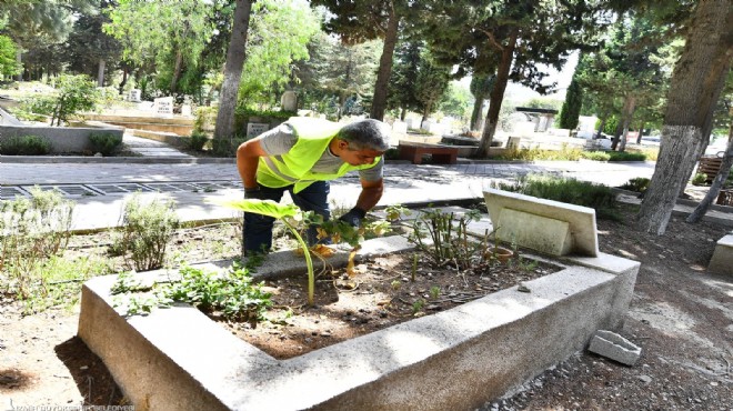 İzmir'de mezarlıklar bayrama hazır!