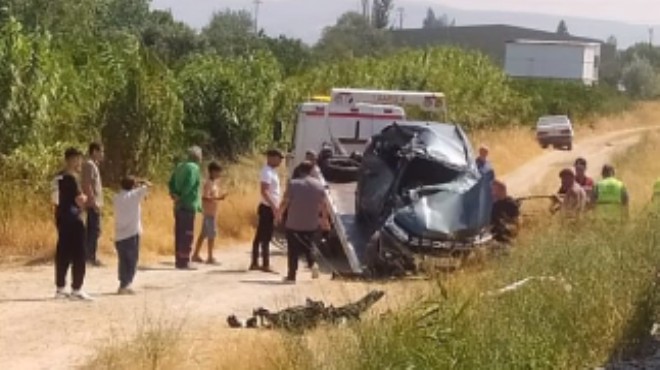 İzmir'de tren otomobili biçti: 3 ölü!