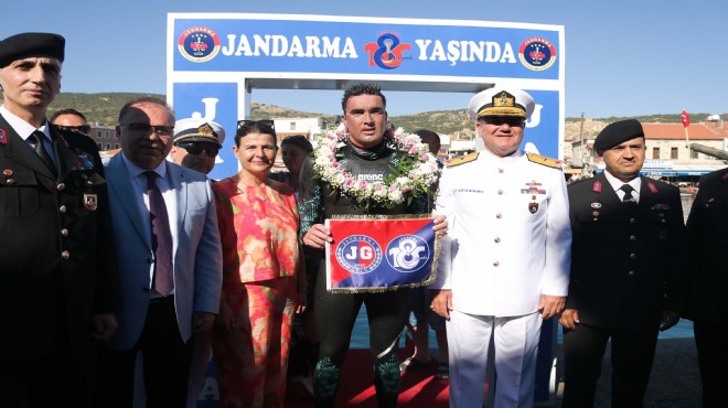 Jandarmanın kuruluş yıl dönümünü yüzerek kutladı... Karaburun'dan Foça'ya kulaç!