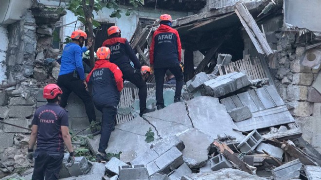 Kahramanmaraş'ta ağır hasarlı bina çöktü!