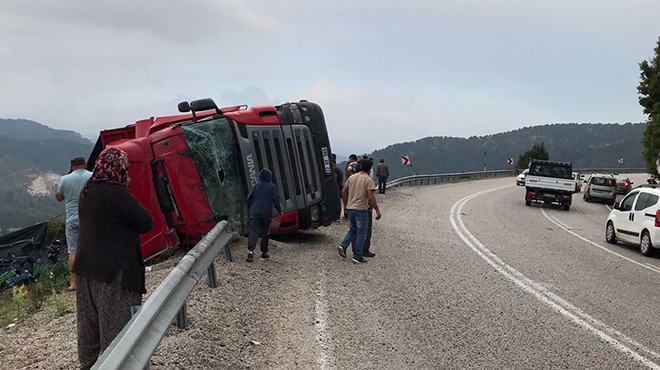 Kamyon devrildi... Şoförü hayatını kaybetti!