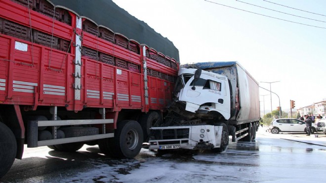 Kamyon kırmızı ışıkta bekleyen TIR ve otomobile çarptı!