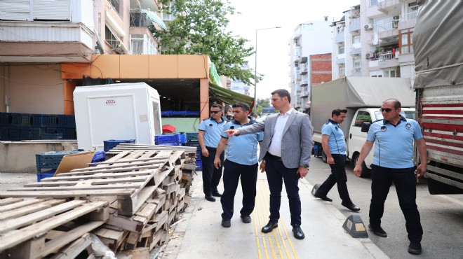 Konak zabıtasından 'kaldırım işgali' mesaisi