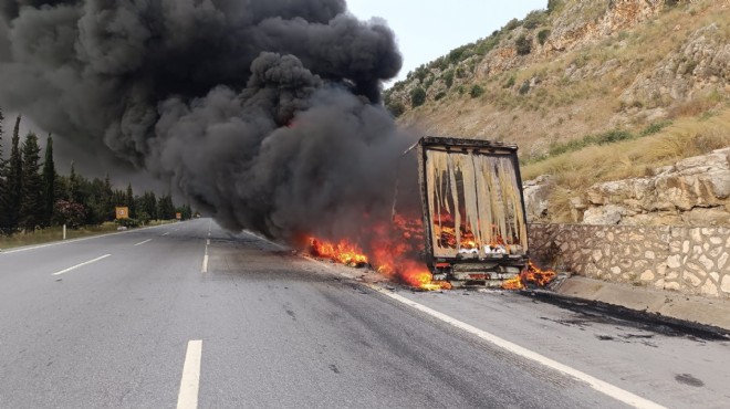 Lastik patladı... TIR alev alev yandı!