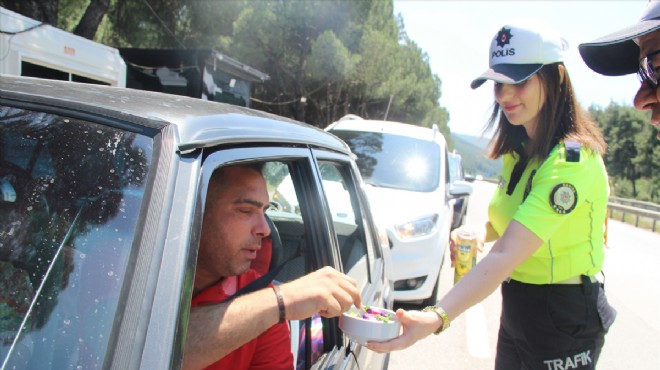 Manisa'da polis ekiplerinden bayram kutlaması