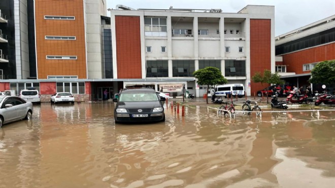 Manisa'da şiddetli sağanak su baskınlarına neden oldu