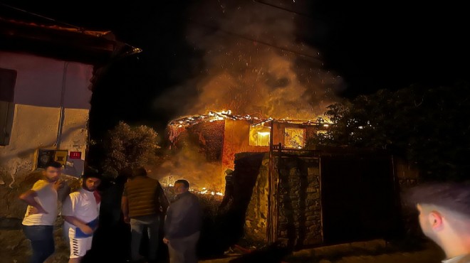 Aydın'da metruk bina alev alev yandı!