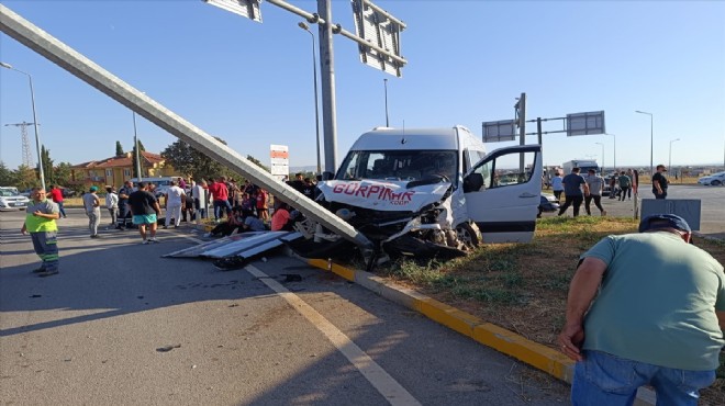 Öğrenci servisi iki otomobile çarptı: 3 kişi yaralandı