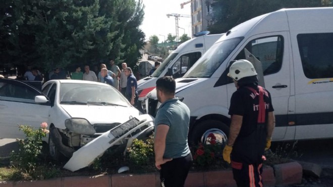 Otomobil ile servis minibüsü çarpıştı: 5 yaralı