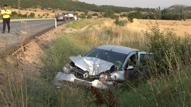 Otomobil işçi servisine çarptı: Feci kaza!