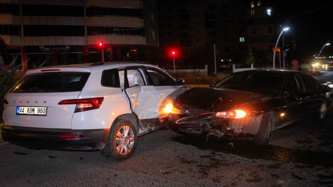 Otomobiller çarpıştı... 3'ü çocuk 5 kişi yaralandı!