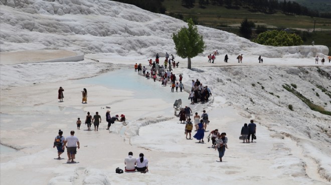 Pamukkale'de bayram tatili yoğunluğu