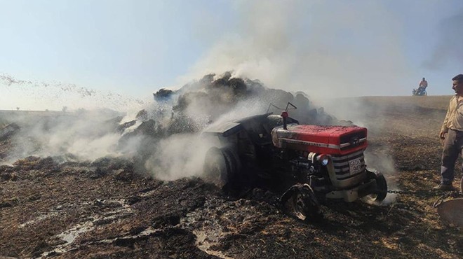 Saman yüklü traktör saniyeler içinde kül oldu!