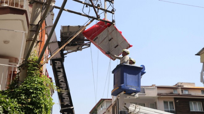 Taşırken koltuk düştü... Mahallede elektrik kesildi!