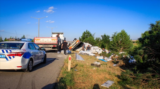 TIR şarampole devrildi: Sürücüsü yaralandı!