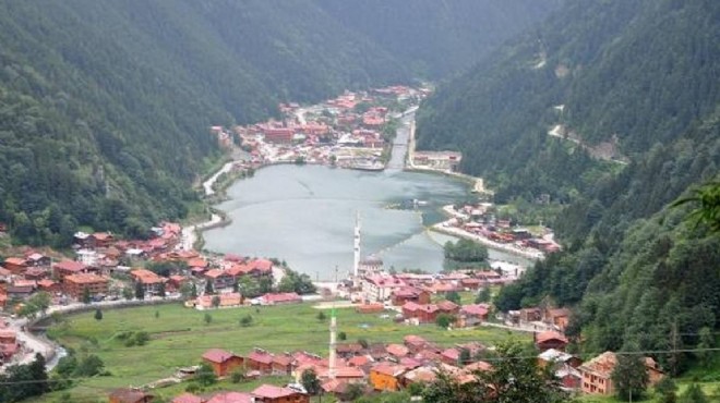 Turistler golf aracıyla Uzungöl’e düştü!