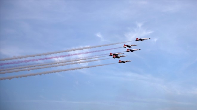 Türk Yıldızları, Manisa'da semalarında parladı!